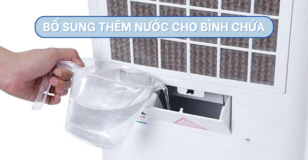 bổ sung thêm nước cho bình chứa quạt hơi nước