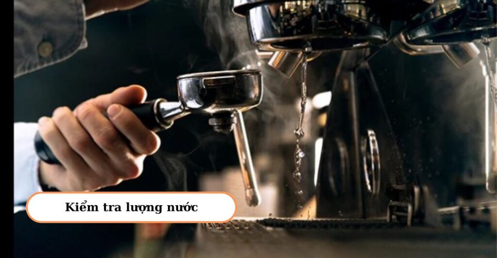 Kiểm tra lượng nước cho máy pha cafe