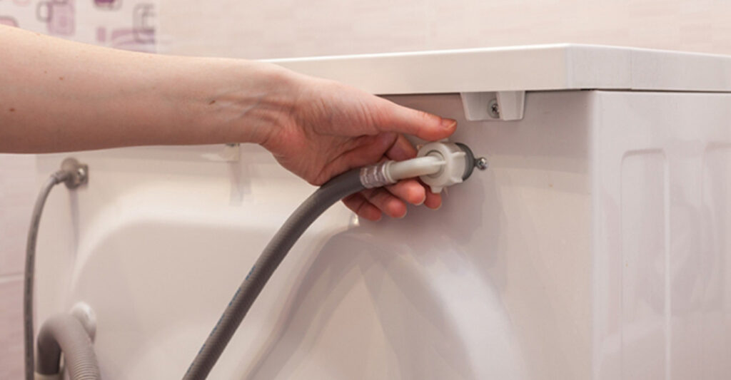 bước 1 kiểm tra và mở van cấp nước