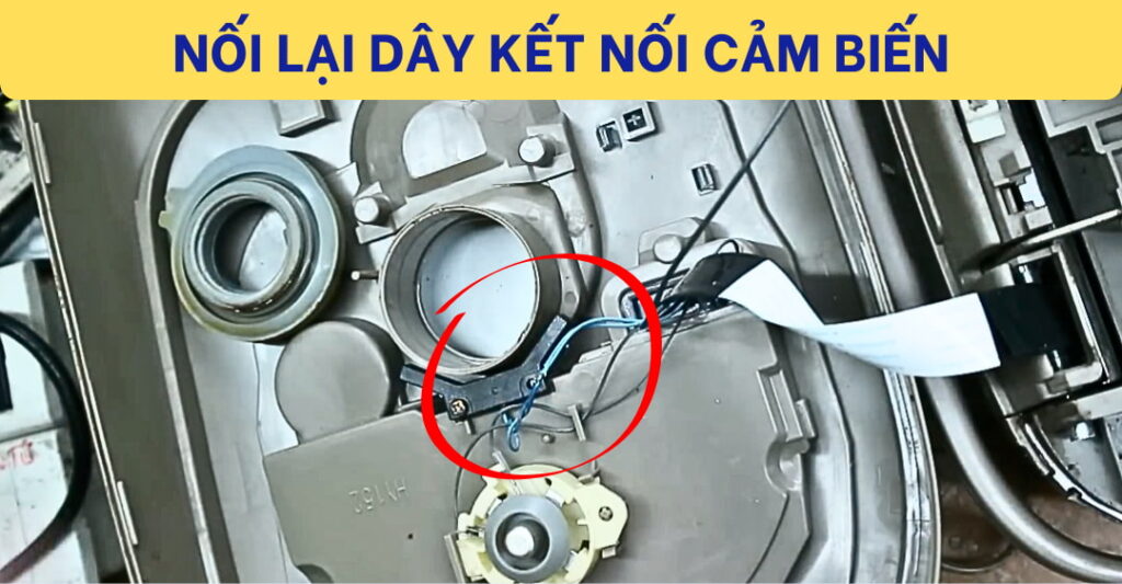 cách xử lý lỗi U15 nồi cơm Panasonic: Nối lại dây kết nối cảm biến