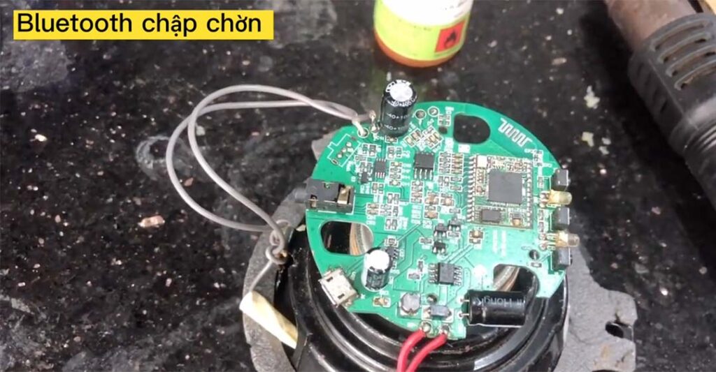 bluetooth loa kéo bị chập chờn - thay pin mới