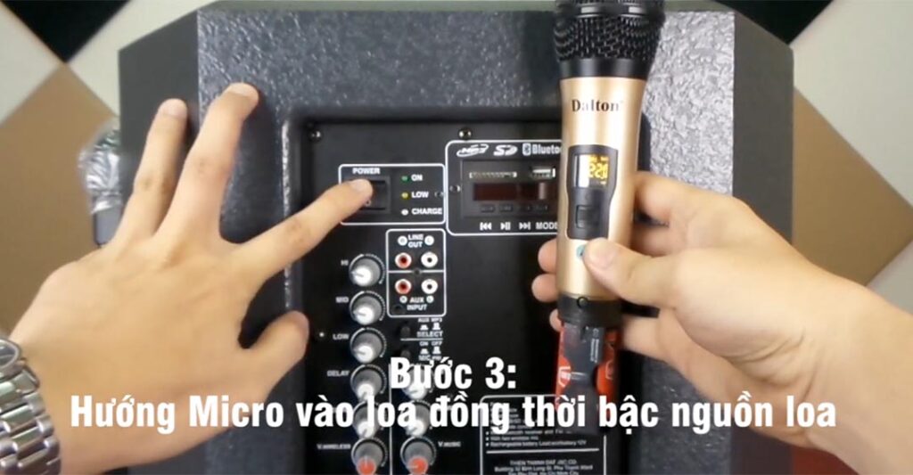Hướng micro vào loa và bật nguồn loa