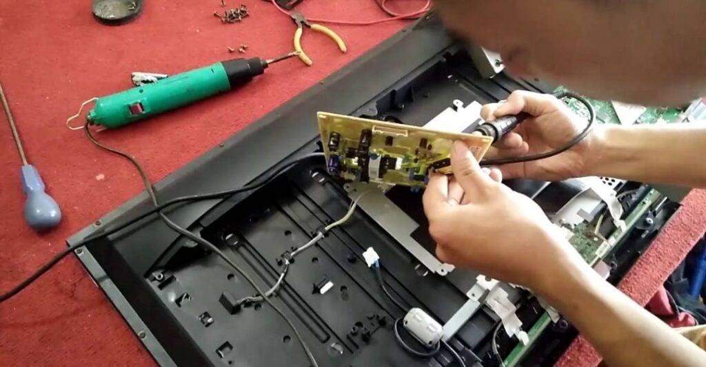 Bo mạch chủ hoặc cáp truyền tín hiệu (cáp LVDS) bị lỏng, hỏng