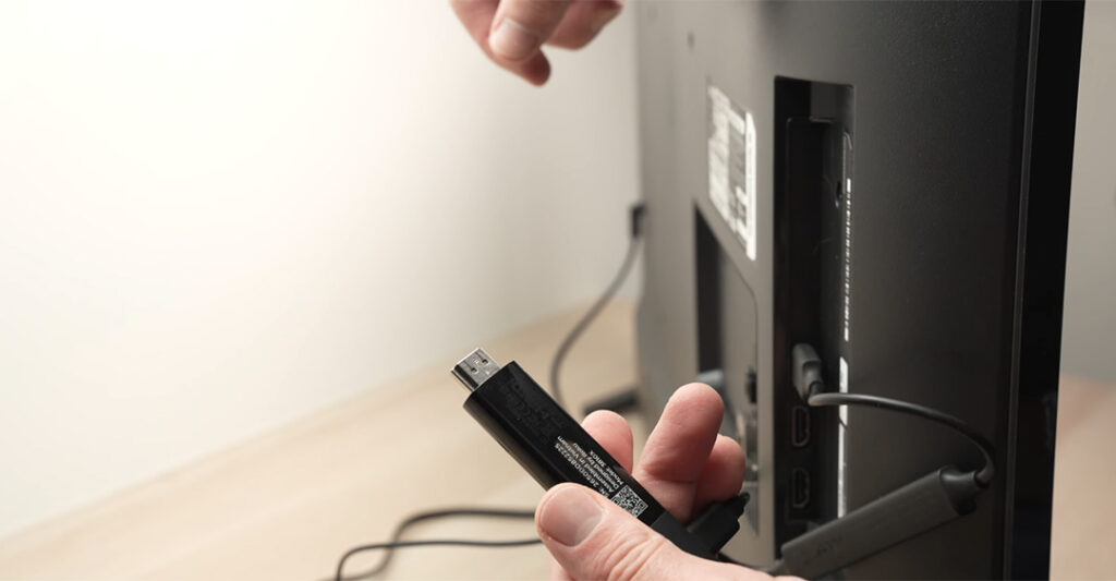 Kiểm tra và cắm lại dây cáp kết nối