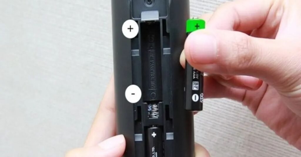 Thay pin mới cho remote nếu tivi không phản hồi