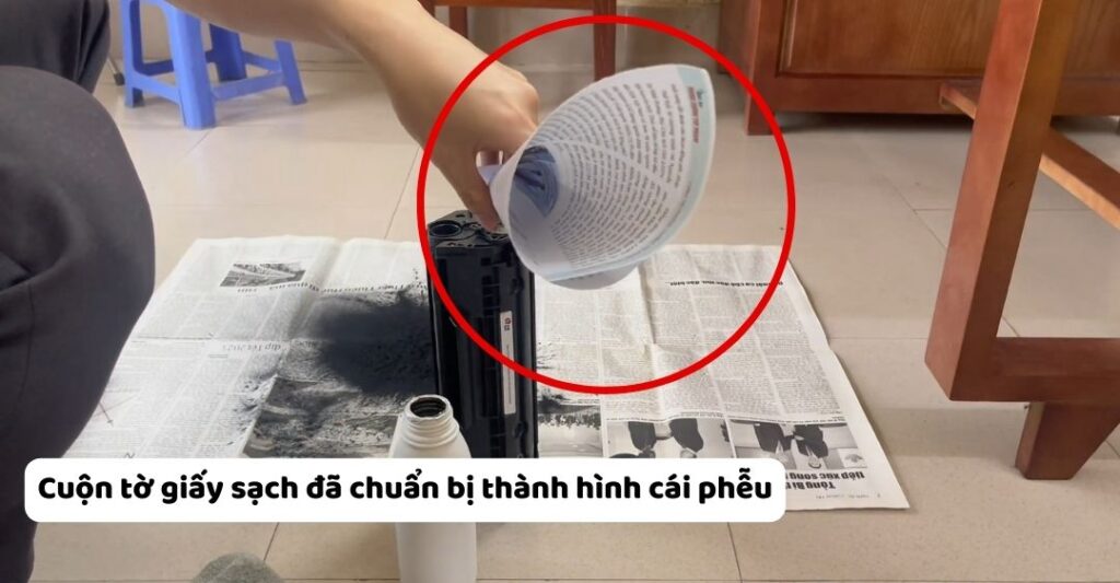 Cuộn tờ giấy sạch đã chuẩn bị thành hình cái phễu