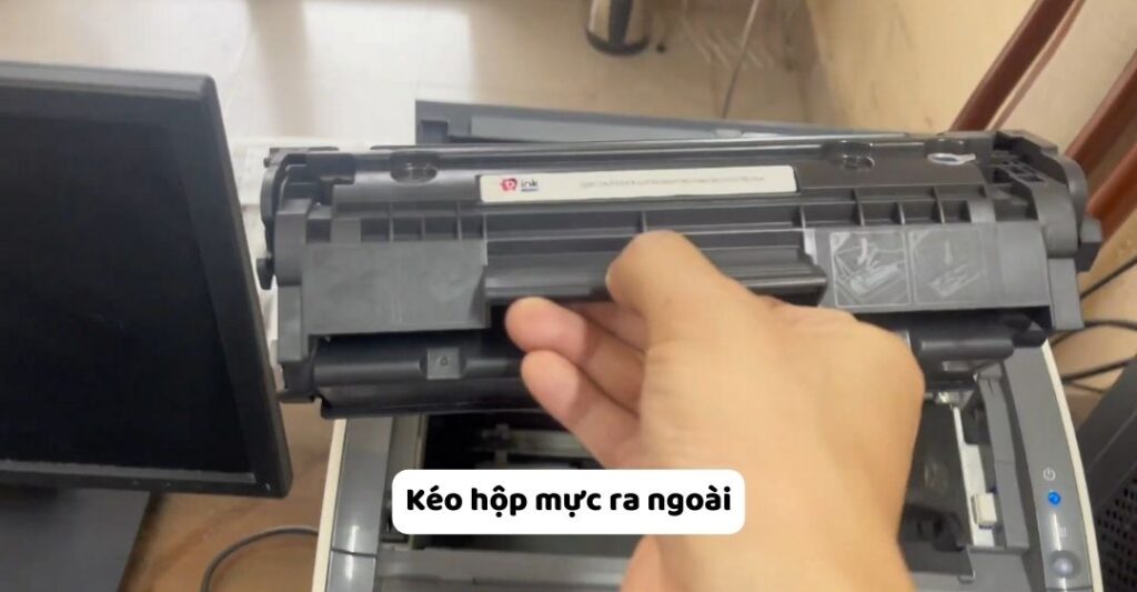 Kéo hộp mực ra ngoài