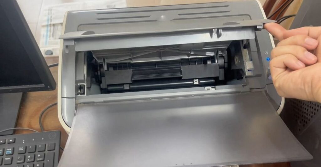 Mở nắp khoang chứa của máy in Canon 2900