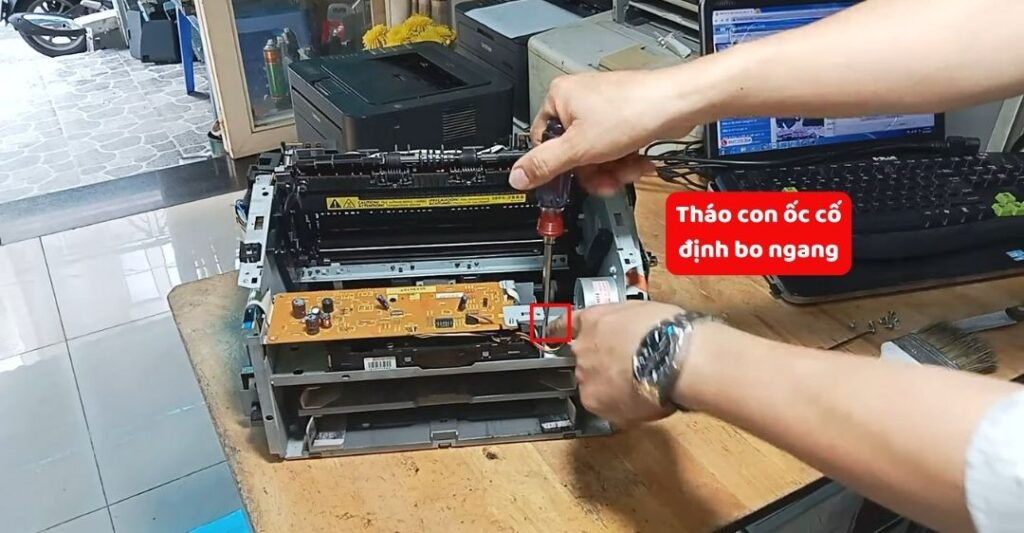 Tháo bo ngang (Bo ECU)