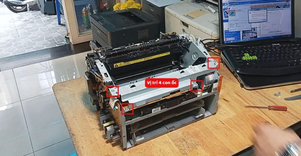Tháo bo ngang (Bo ECU)