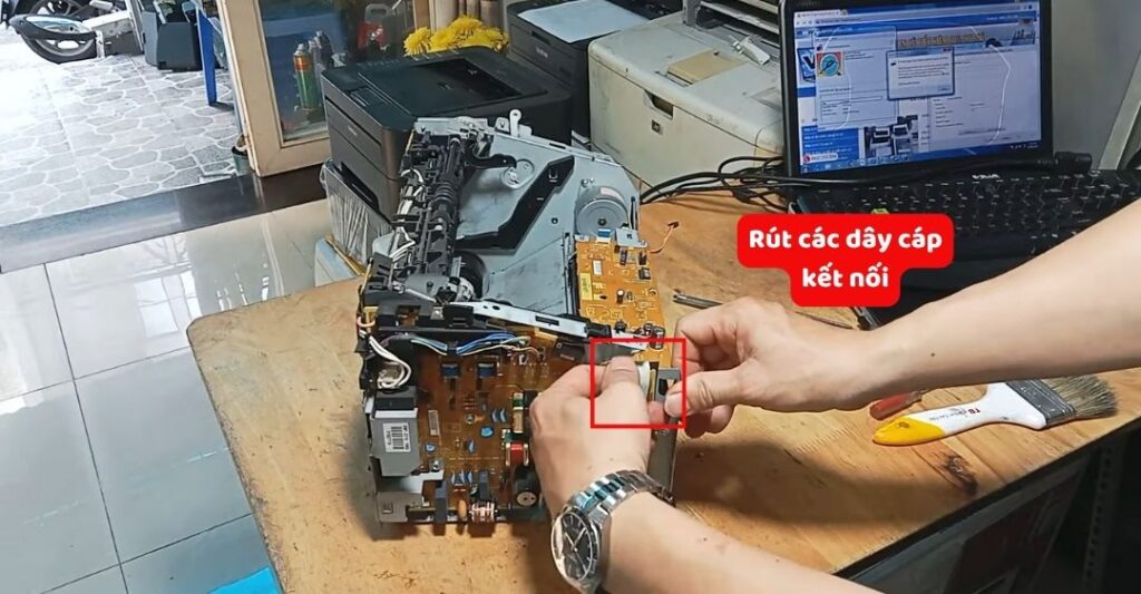 Rút các dây cáp kết nối