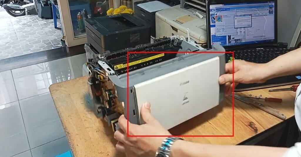 Tháo nắp sắt bảo vệ