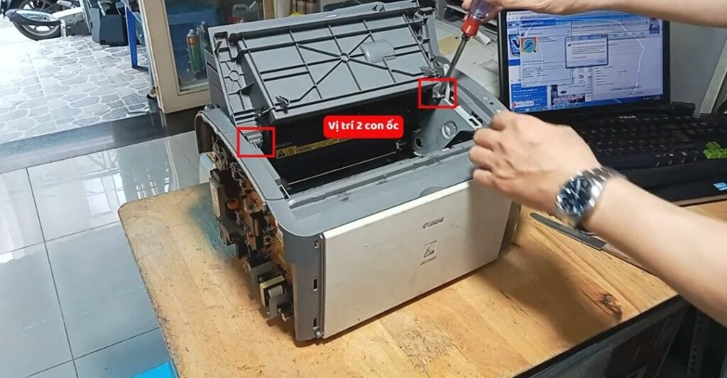 Tháo nắp sắt bảo vệ
