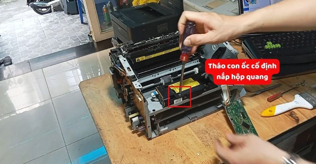 Tháo con ốc cố định nắp hộp quang