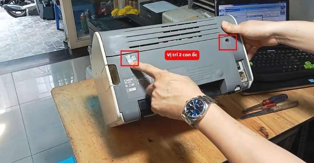 Tháo vỏ máy