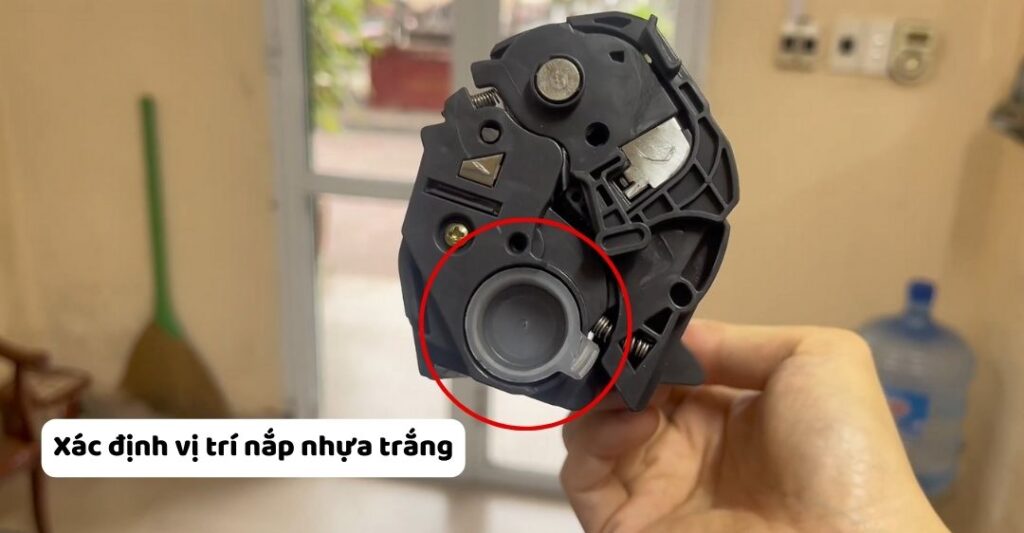 Xác định vị trí nắp nhựa trắng