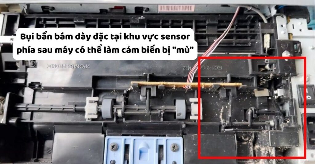 Bụi bẩn bám dày đặc tại khu vực sensor phía sau máy có thể làm cảm biến bị "mù"