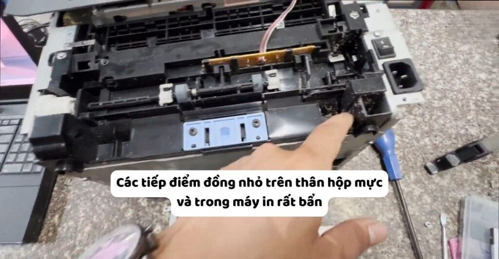 Các tiếp điểm đồng nhỏ trên thân hộp mực và trong máy in rất bẩn