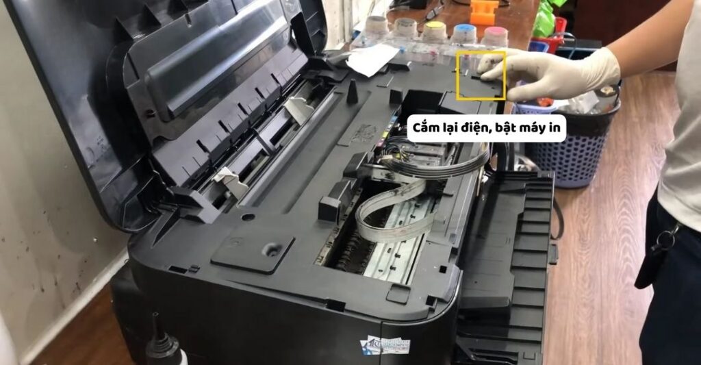 Cắm lại điện, bật máy in
