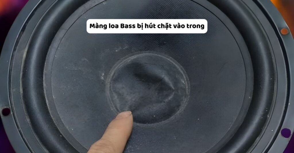 Màng loa Bass bị hút chặt vào trong