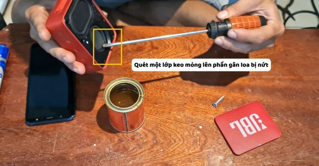 Quét một lớp keo mỏng lên phần gân loa bị nứt