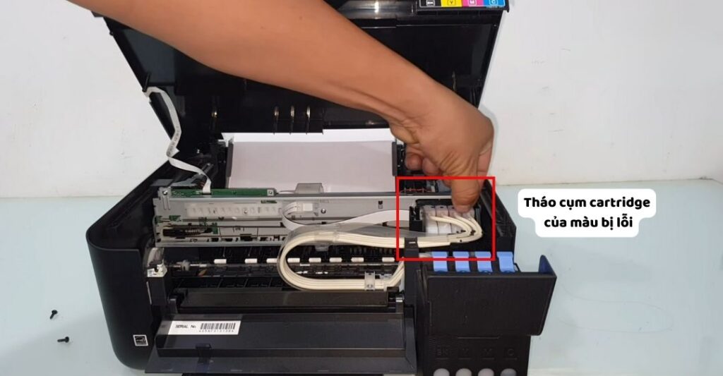 Tiếp theo, tháo cụm cartridge của màu bị lỗi.
