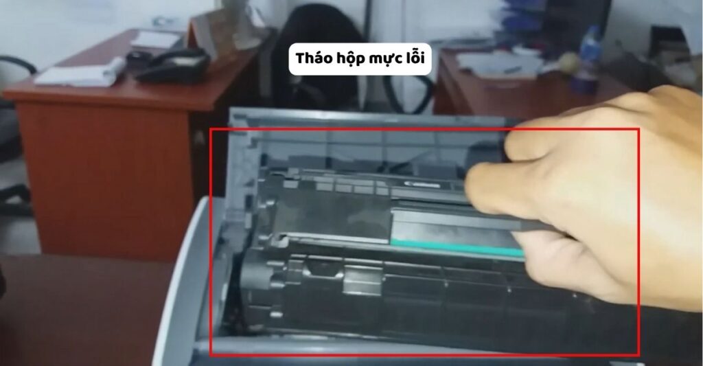 Tháo hộp mực lỗi