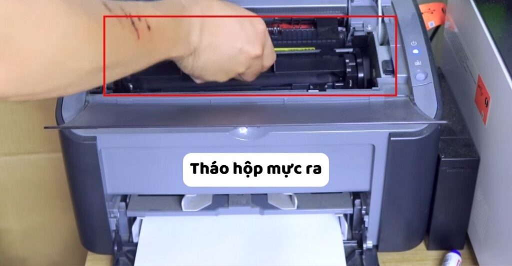 Tháo hộp mực ra