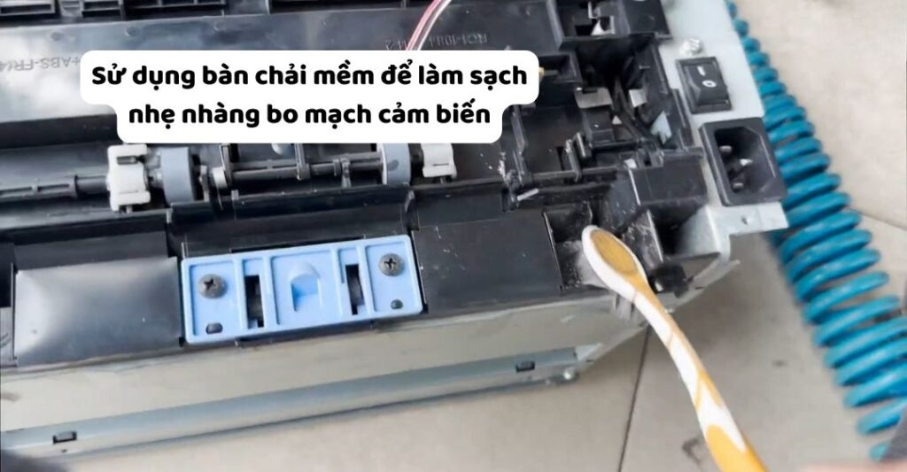 Vệ sinh cảm biến (sensor) bên trong máy