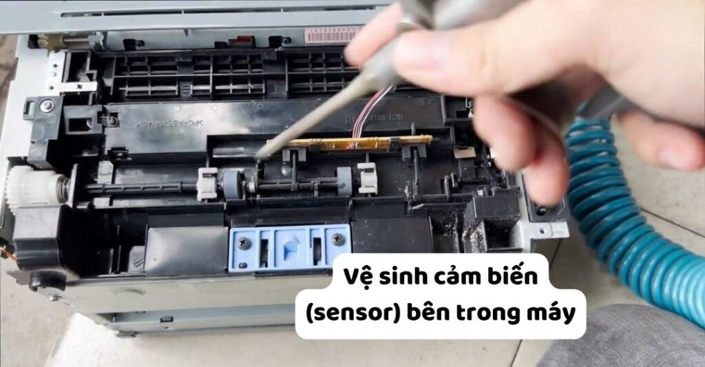 Vệ sinh cảm biến (sensor) bên trong máy