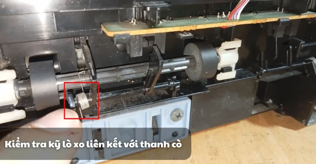 Kiểm tra kỹ lò xo liên kết với thanh cò