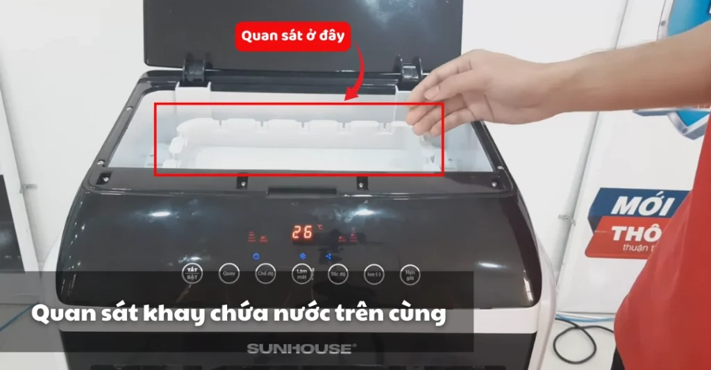 Quan sát khay chứa nước trên cùng