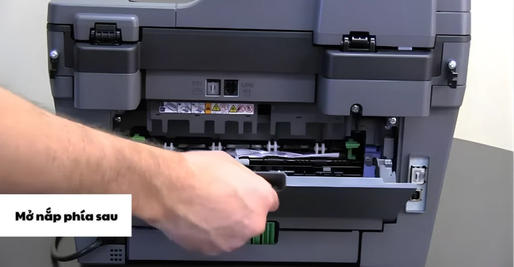 Mở nắp phía sau