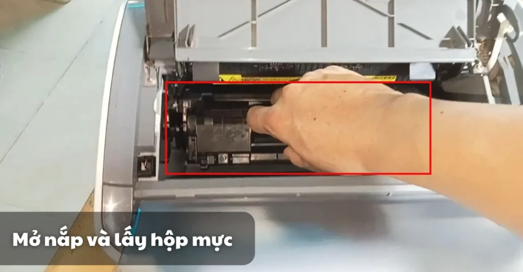 Mở nắp và lấy hộp mực