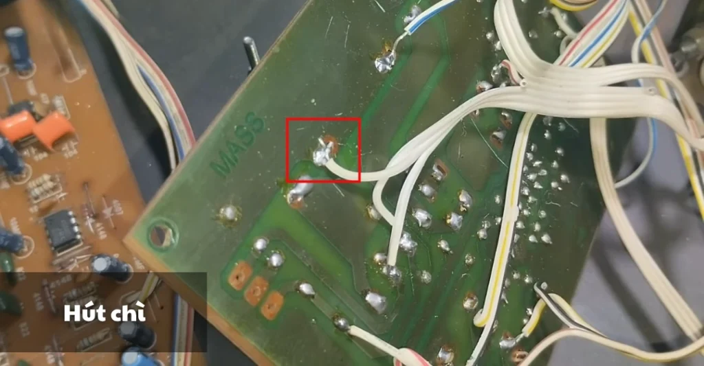 Rút tụ điện bị hỏng ra khỏi bo mạch