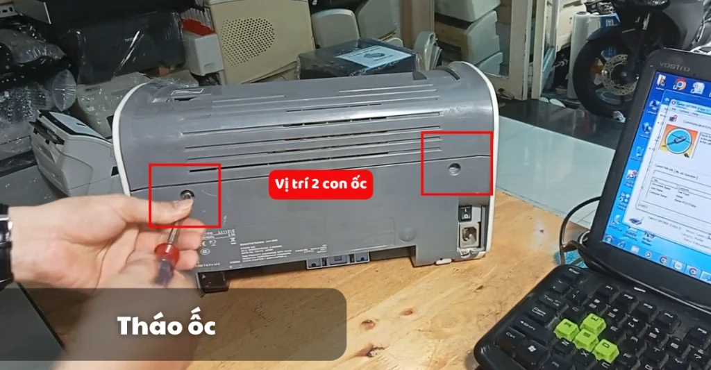 Sử dụng tua vít để tháo các ốc vít cố định vỏ máy