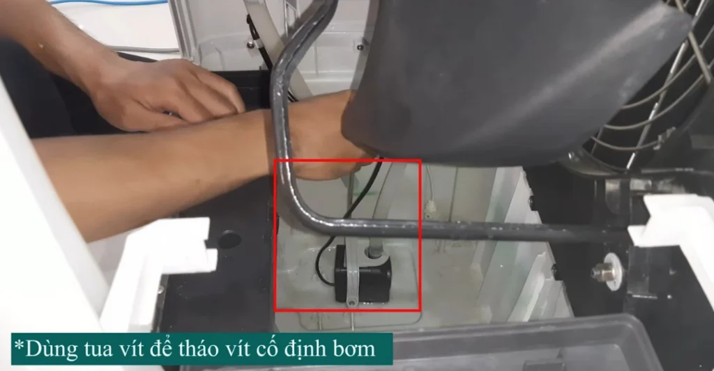 Tháo bơm nước ra khỏi vị trí