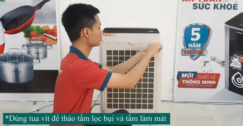 Tháo các tấm lọc bụi và tấm làm mát