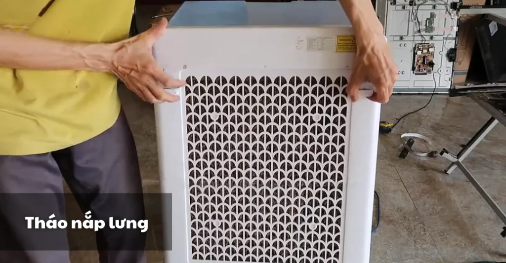 Tháo nắp lưng