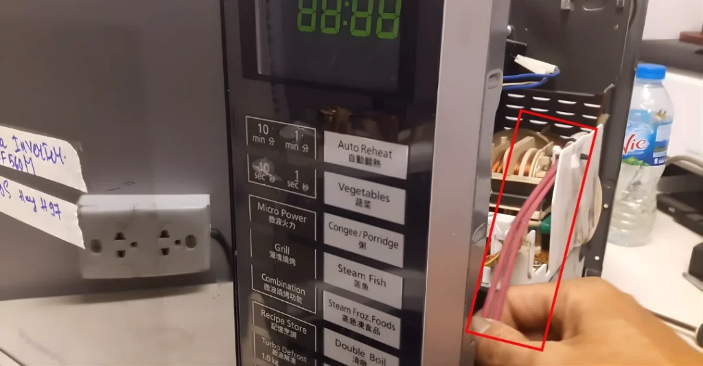 Rút hai dây cao áp của Magnetron