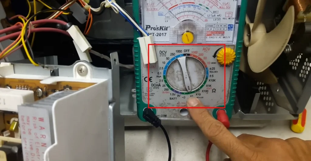 Đặt đồng hồ vạn năng sang thang đo R x 1