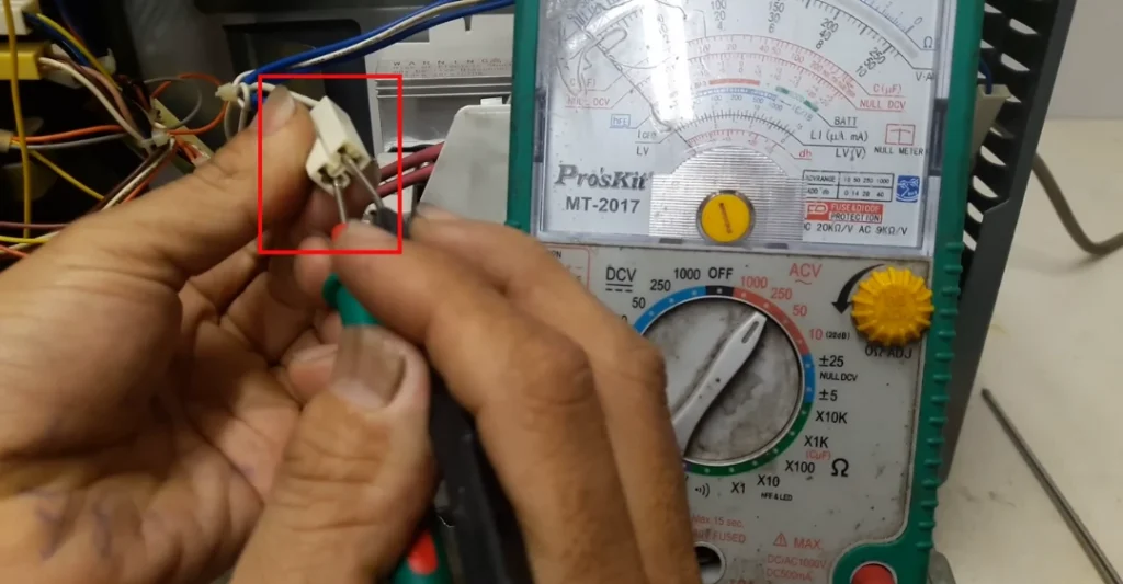 Kẹp hai que đo vào hai chân của socket nguồn cấp ra từ bo khiển