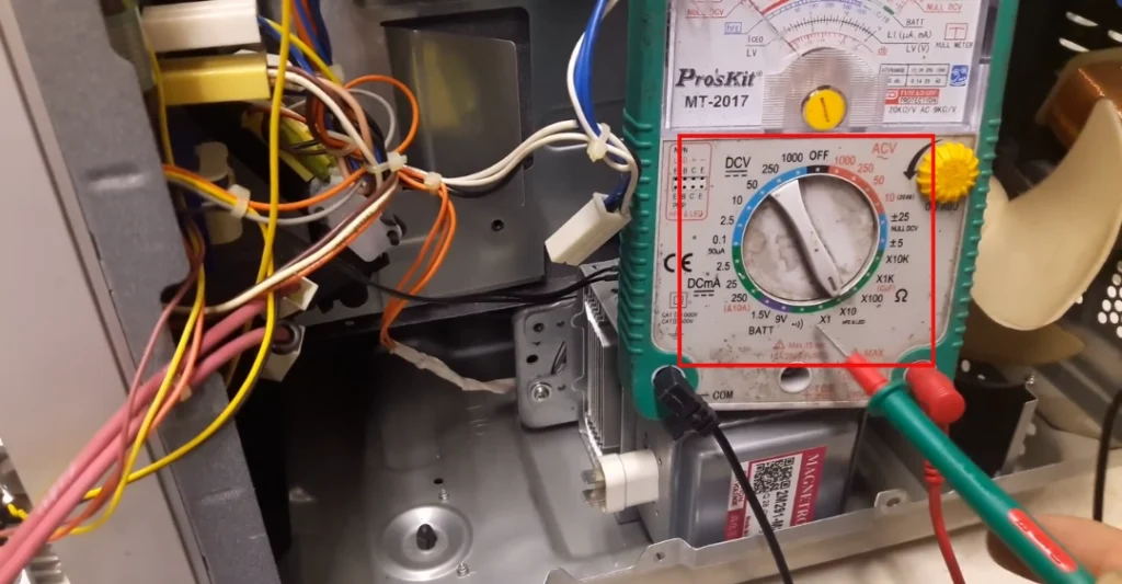 Đặt đồng hồ Vạn năng sang thang đo R x 10k