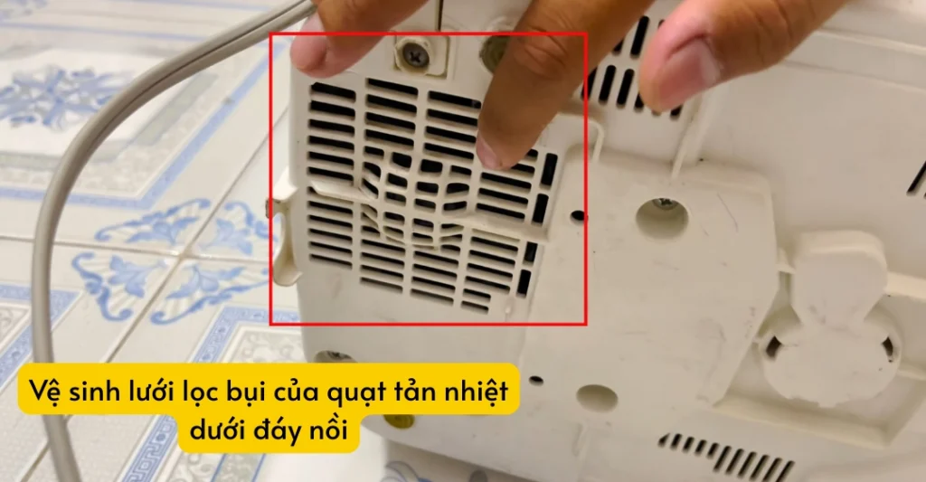 vệ sinh lưới lọc bụi của quạt tản nhiệt dưới đáy nồi