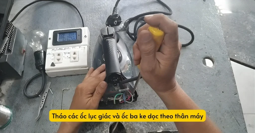 Tháo vỏ bàn ủi hơi nước cầm tay