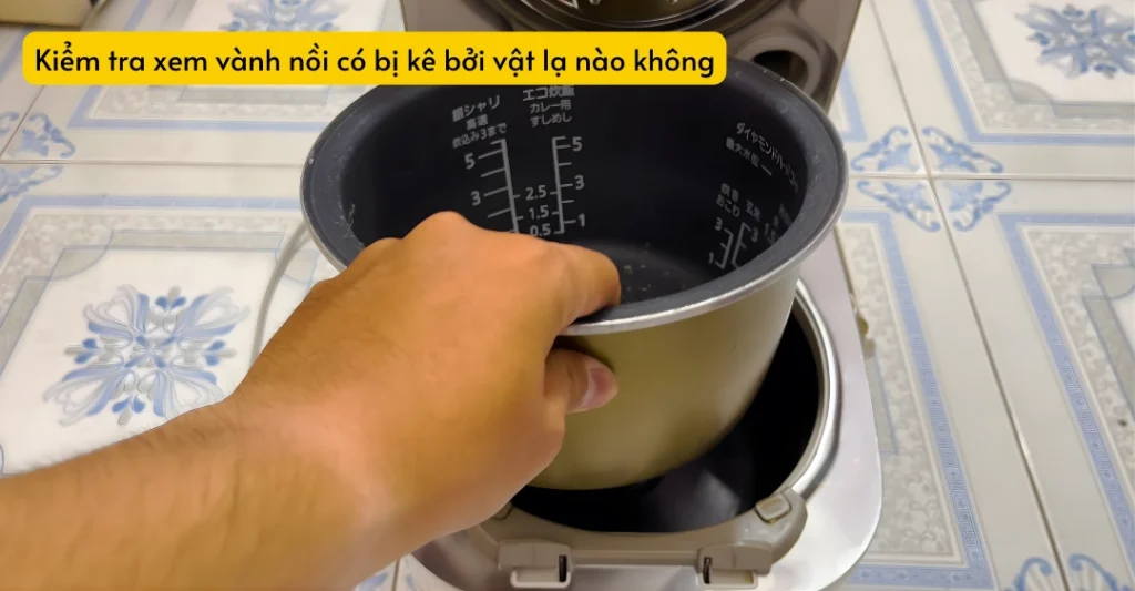 Bạn kiểm tra xem vành nồi có bị kê bởi vật lạ nào không