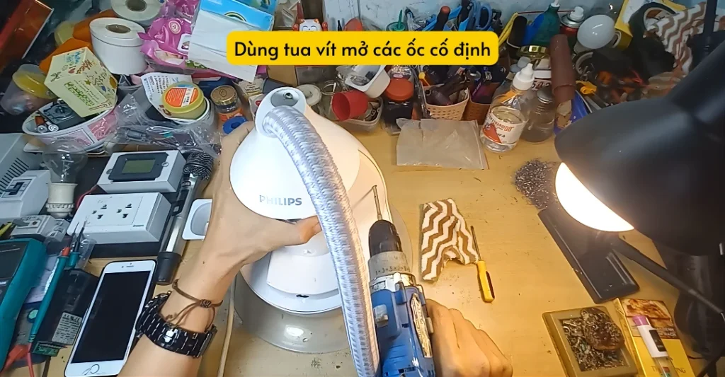 Tháo đáy máy