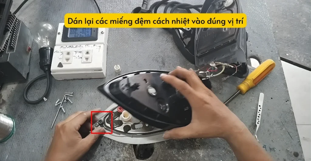 dán lại các miếng đệm cách nhiệt vào đúng vị trí