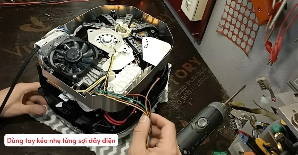 Dùng tay kéo nhẹ từng sợi dây điện