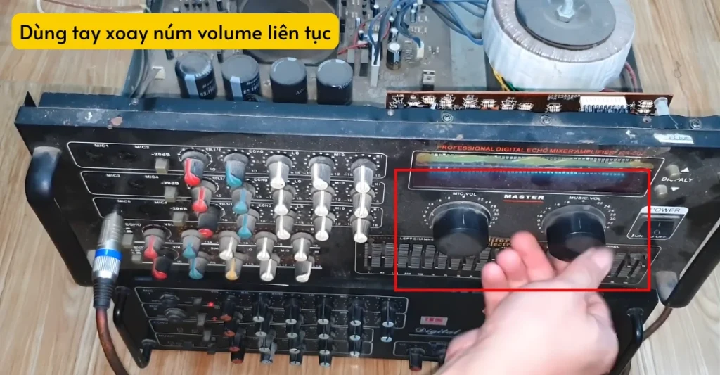 Dùng tay xoay núm volume liên tục